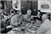 André Thomkins mit Freunden beim Essen